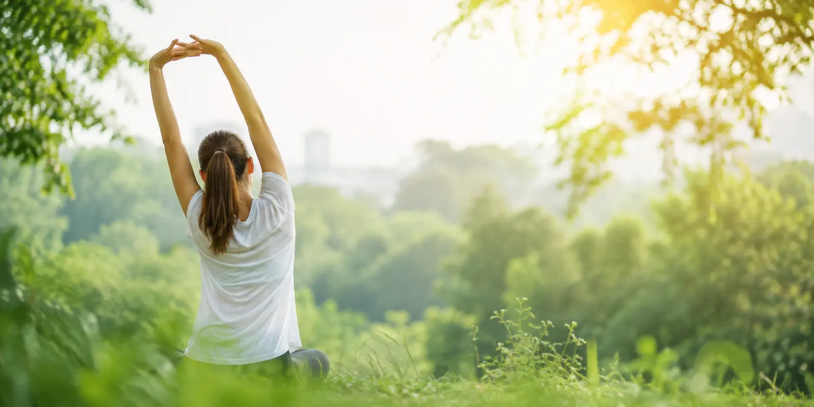 Schreibtisch mit Wasser, Apfel und Infomaterial zur betrieblichen Gesundheitsförderung